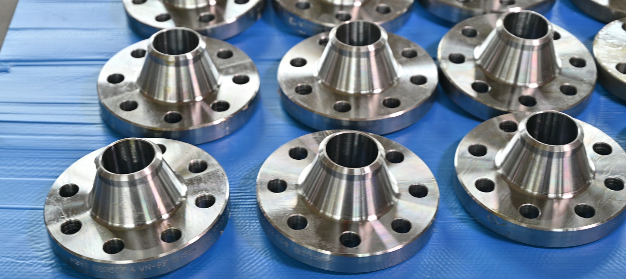 What are the alloy steel flange materials?